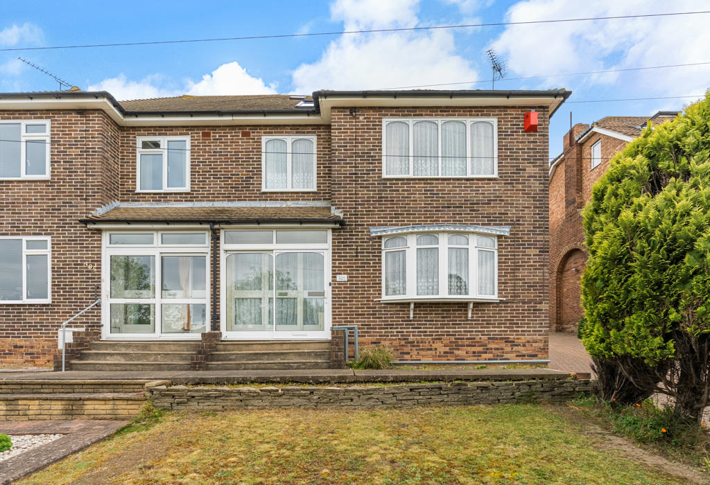 5 bedroom semidetached house in Valley Drive, Gravesend, Kent £