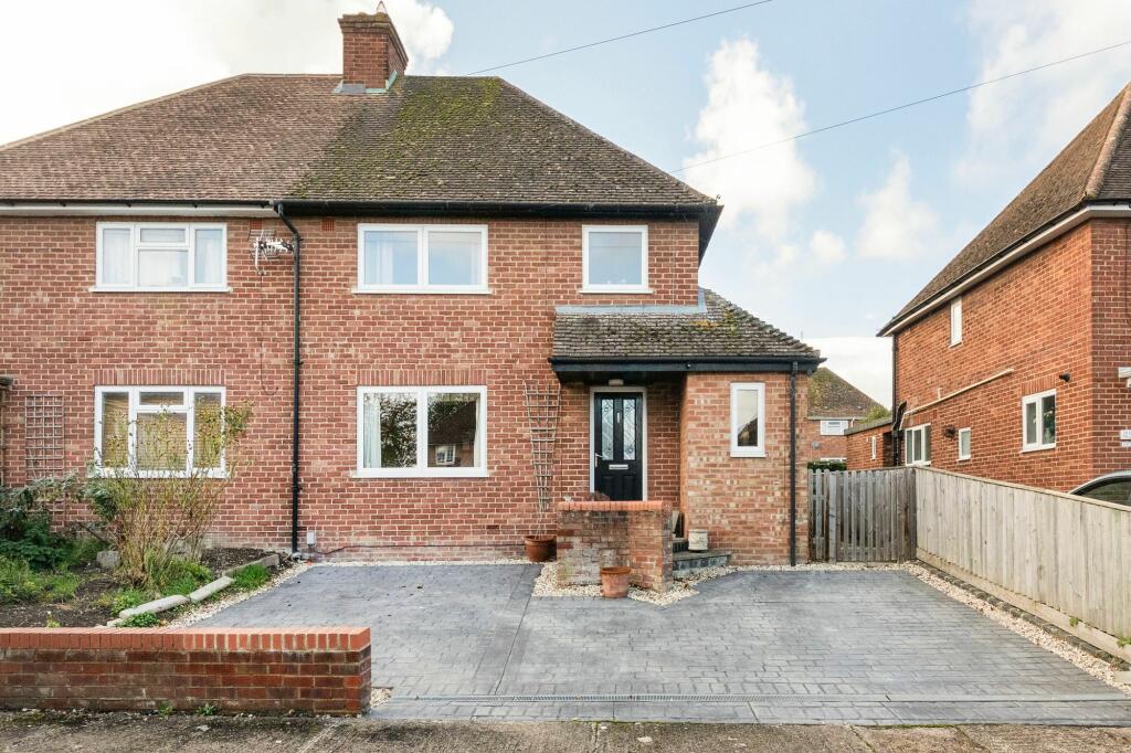 3 bedroom semidetached house for sale in Barwell, Wantage, OX12