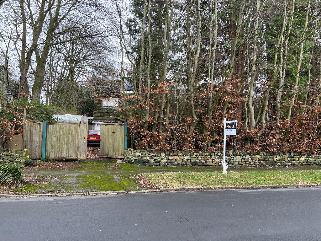 5 bedroom detached house for sale in Sandmoor Drive, Leeds, West