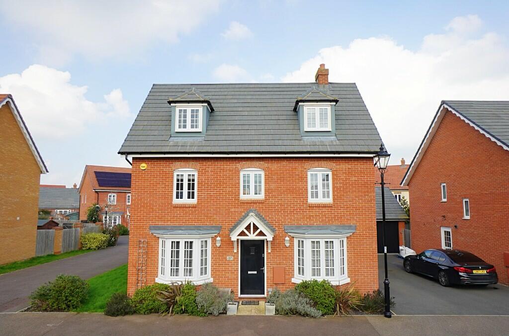 4 bedroom detached house for sale in Hovingham Drive Great Denham