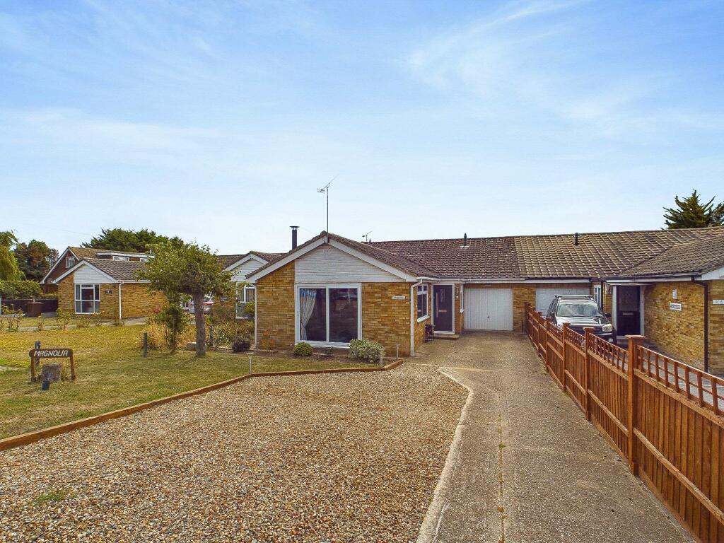 3 bedroom semidetached bungalow for sale in Allhallows Road, Lower