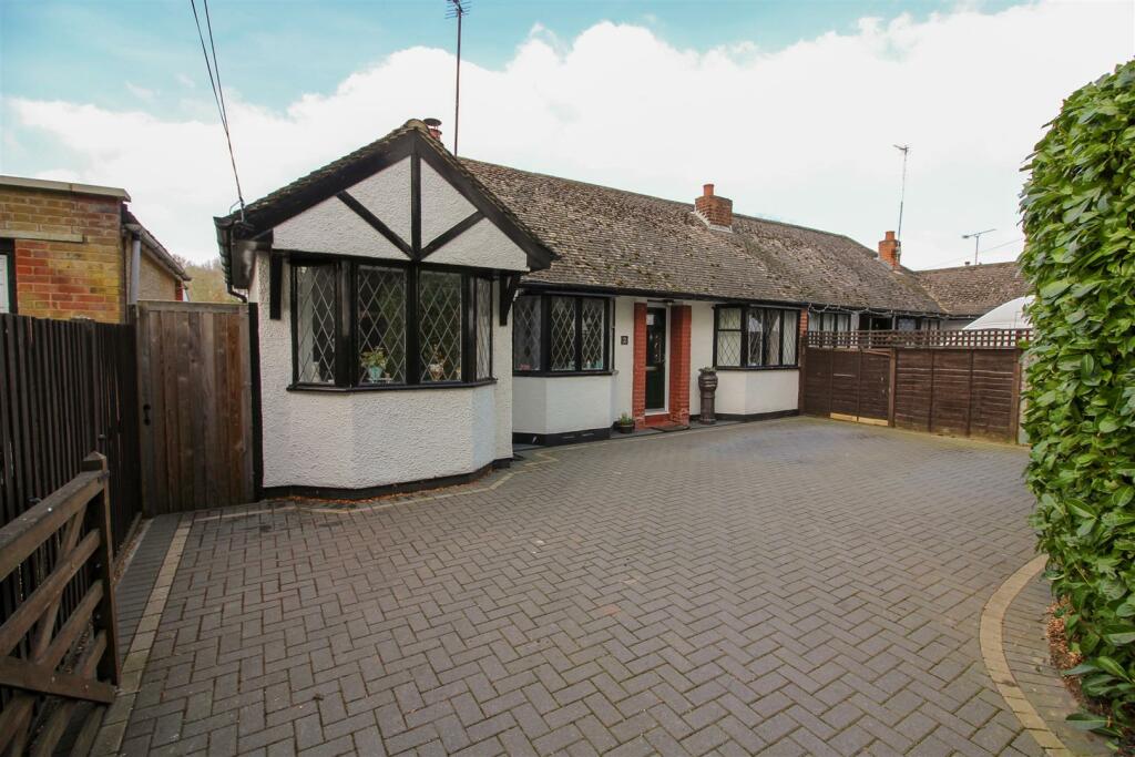 3 bedroom semidetached bungalow for sale in Redricks Lane