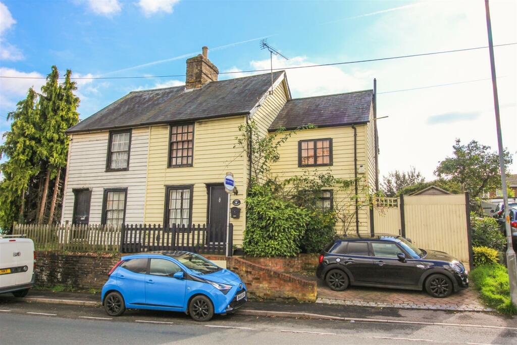 3 bedroom semidetached house for sale in High Wych Road