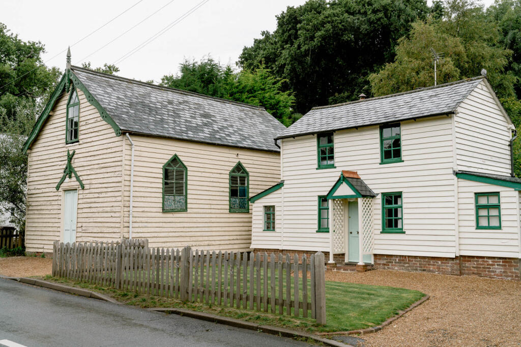 2 bedroom detached house for sale in Brenchley Road, Matfield