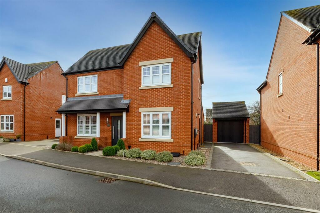 4 bedroom detached house for sale in Hutton Road, Warwick, CV35