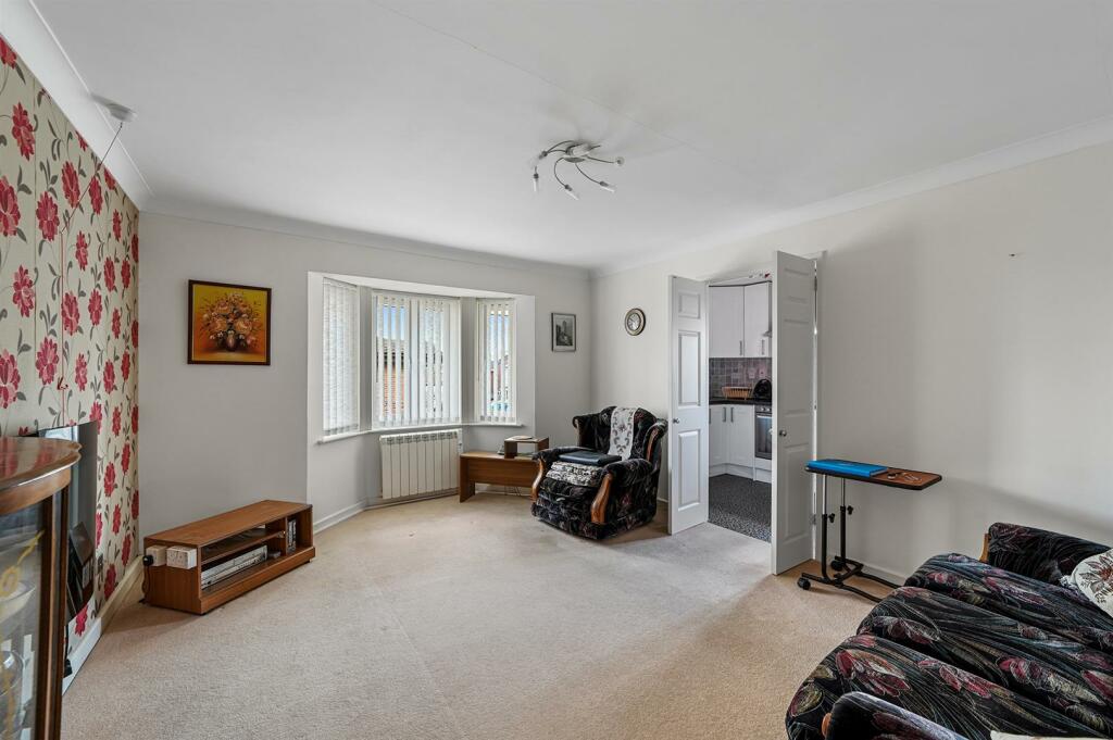 2 bedroom flat for sale in Swan Court, Mistley, Manningtree, CO11