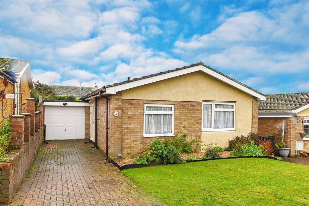 2 bedroom detached bungalow for sale in Westerns End, Brantham