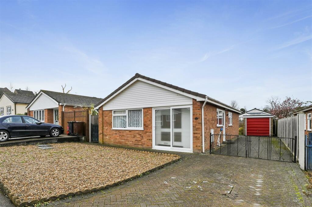 3 bedroom detached bungalow for sale in Knights Close, Lawford