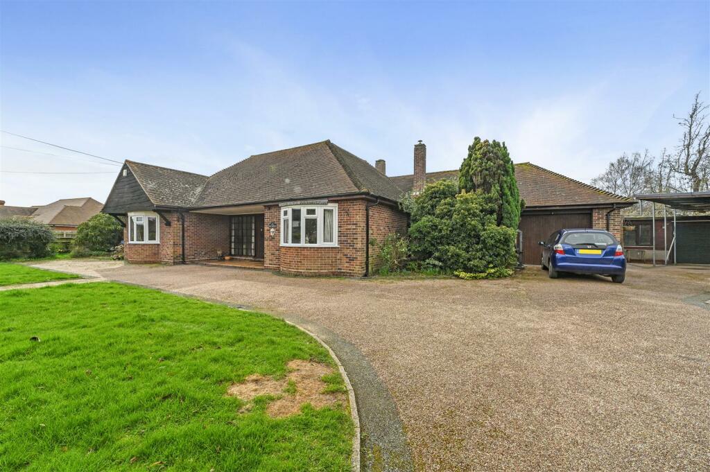 4 bedroom detached bungalow for sale in Windmill Road, Bradfield