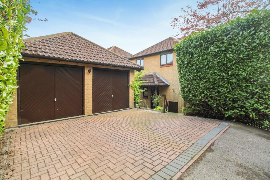 3 bedroom detached house for sale in Dunchurch Dale, Walnut Tree