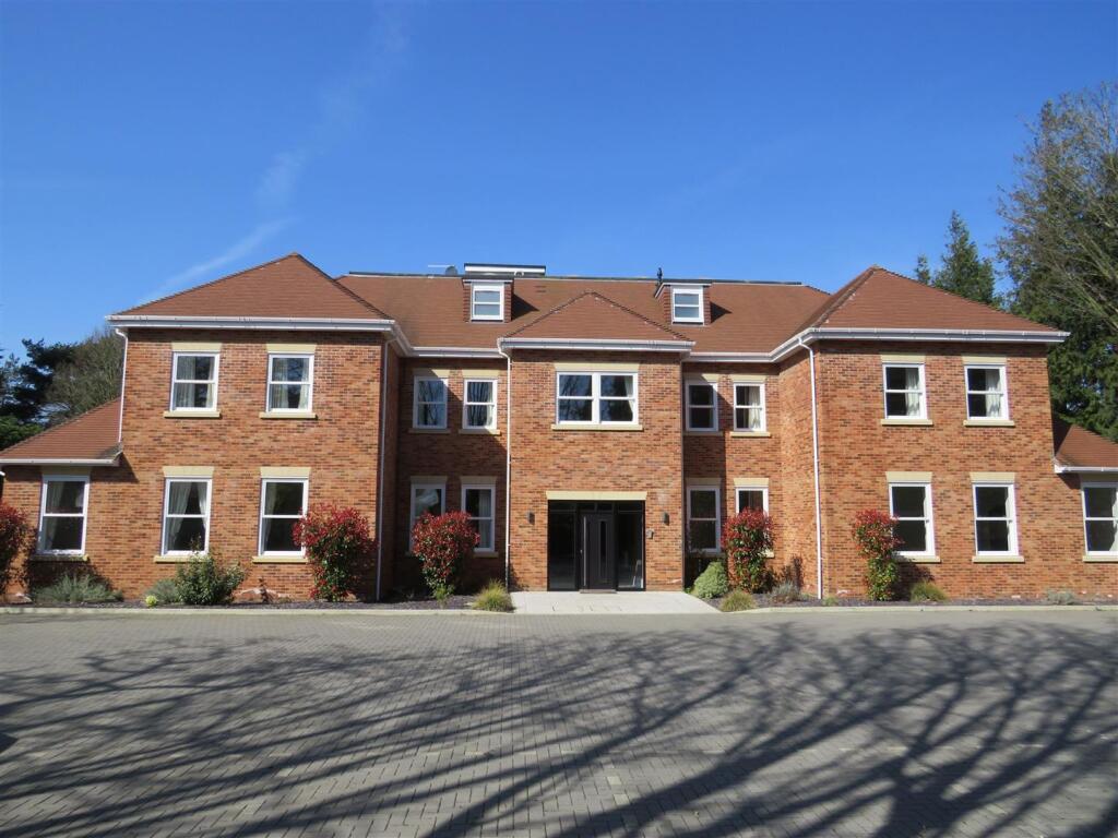 Main image of property: 39 Brook Lane, Warsash, Southampton