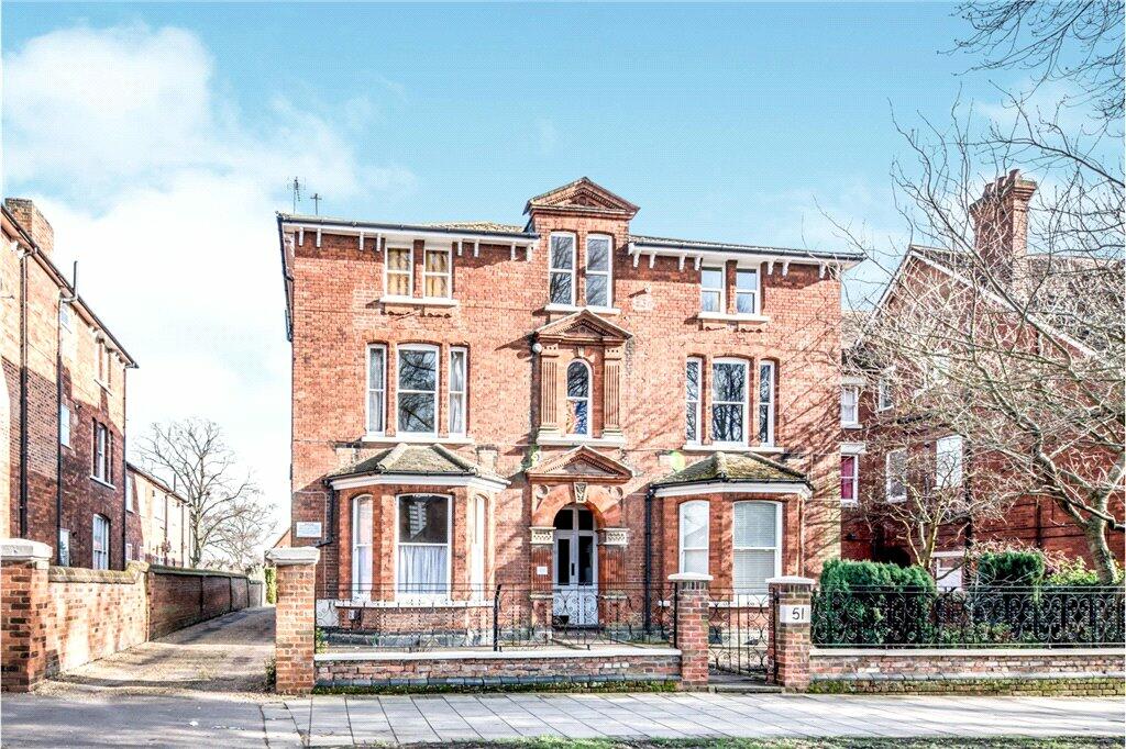 Studio flat for sale in De Parys Avenue, Bedford, Bedfordshire, MK40