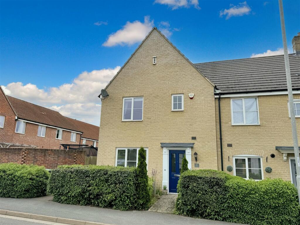 3 bedroom end of terrace house for sale in The Mallows, Fordham Road