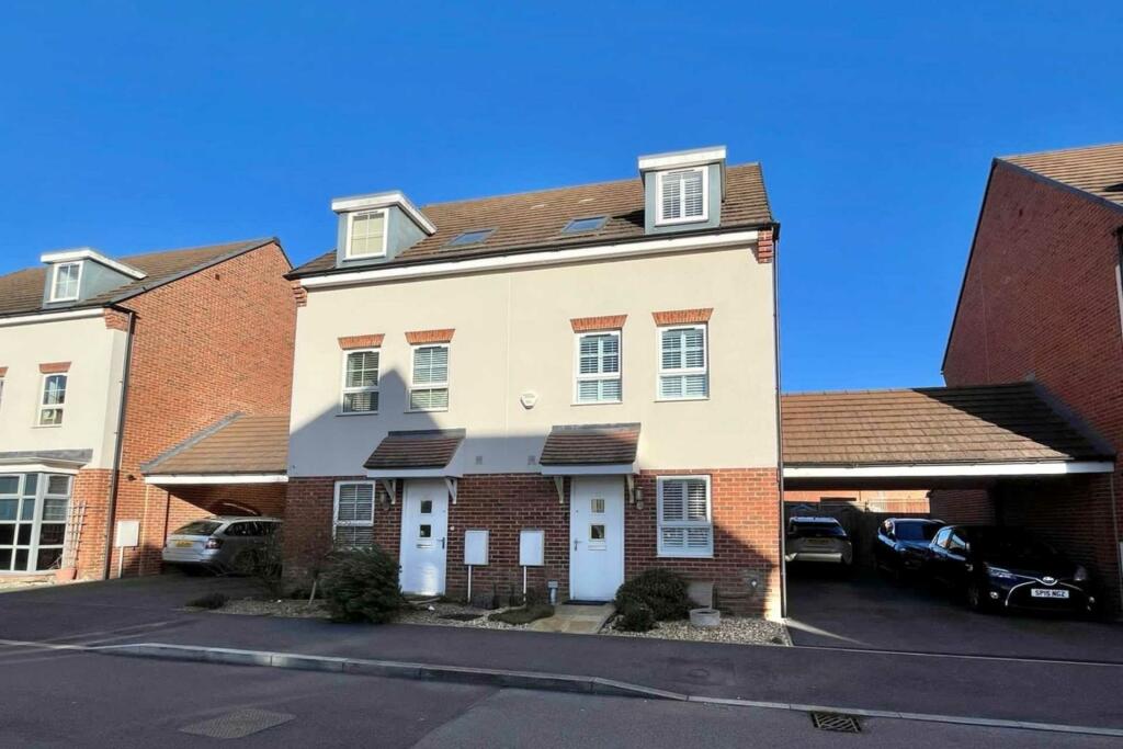 3 bedroom semidetached house for sale in Whitlock Avenue, Wokingham, RG40