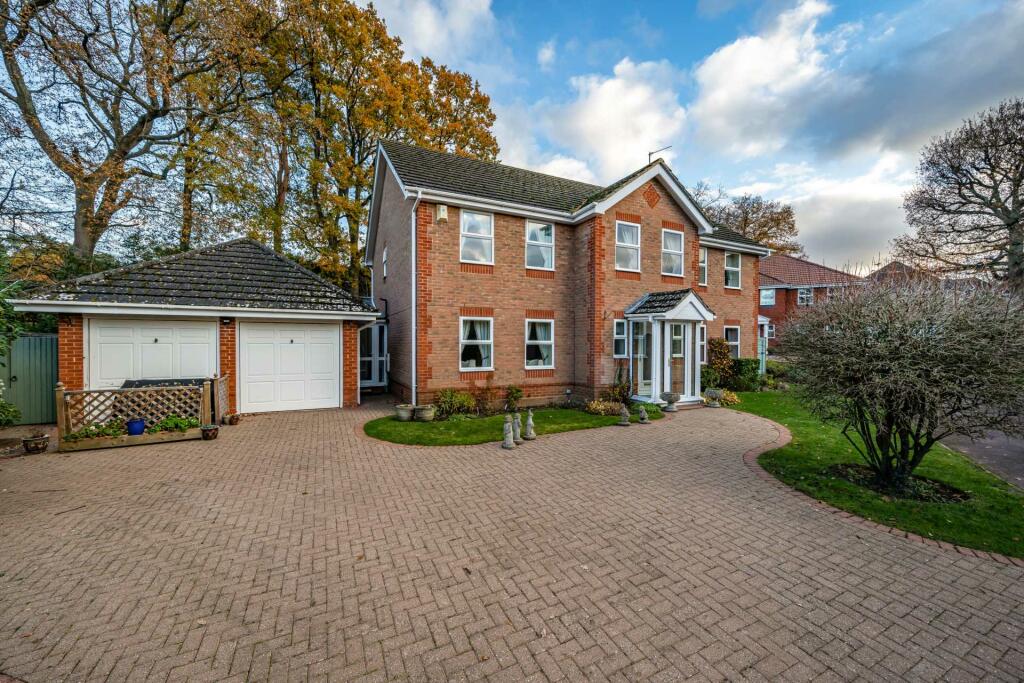 5 bedroom detached house for sale in Tomlinson Drive, Finchampstead, RG40