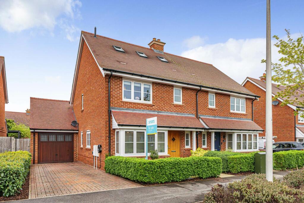 4 bedroom semidetached house for sale in Wheeler Avenue, Wokingham, RG40