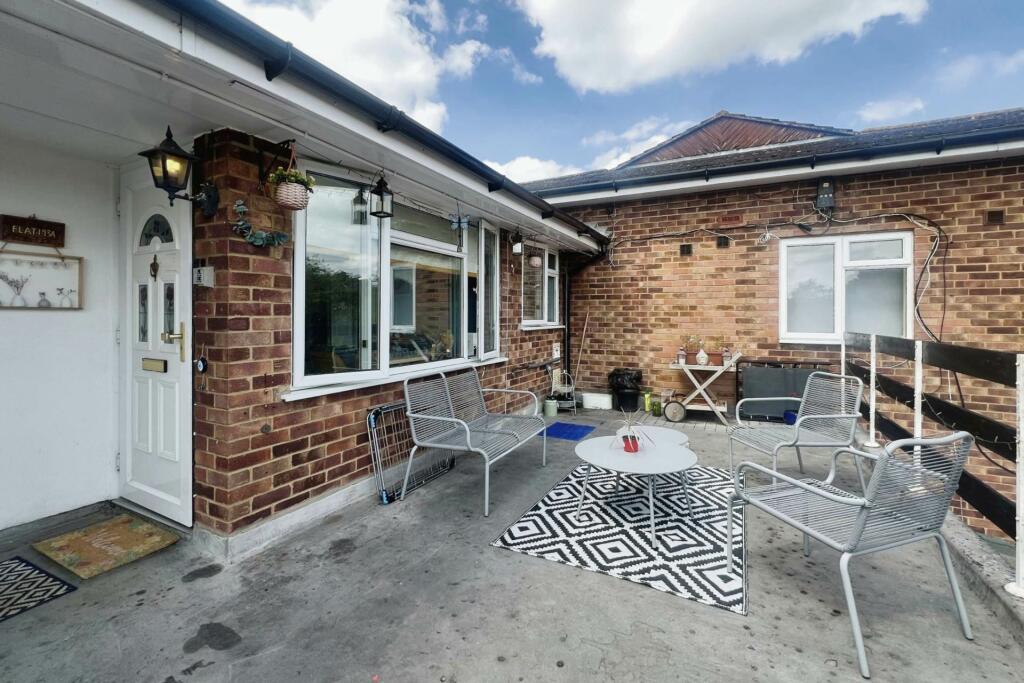 2 bedroom apartment for sale in Bean Oak Road, Wokingham, RG40