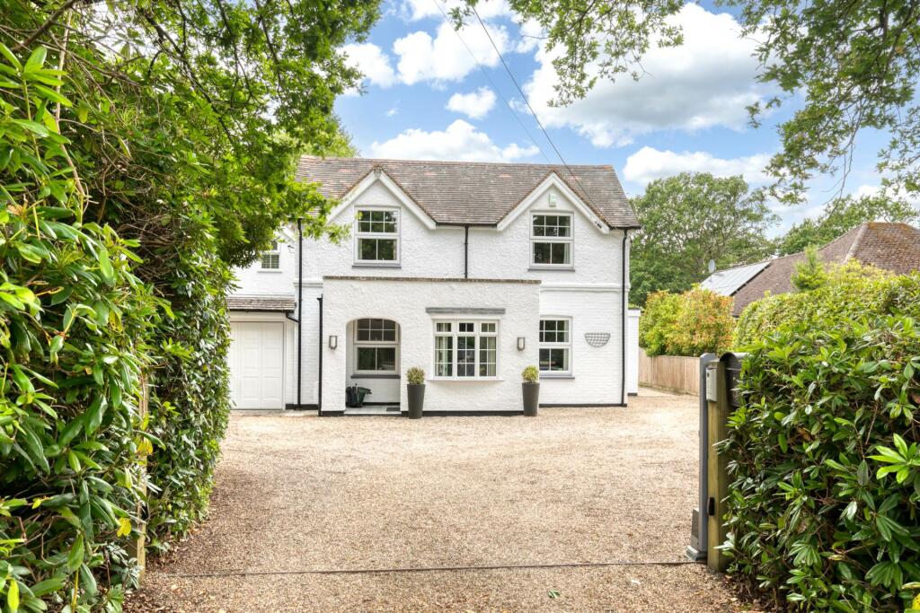 4 bedroom detached house for sale in Reading Road, Wokingham, RG40