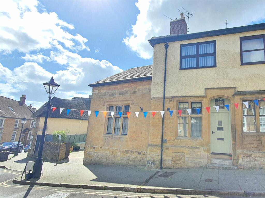 3 bedroom end of terrace house for sale in Market Square, South