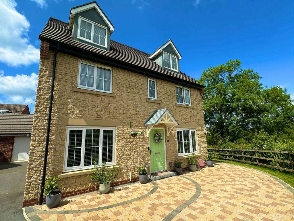 5 bedroom detached house for sale in Harlequin Close, Pineham, NN4