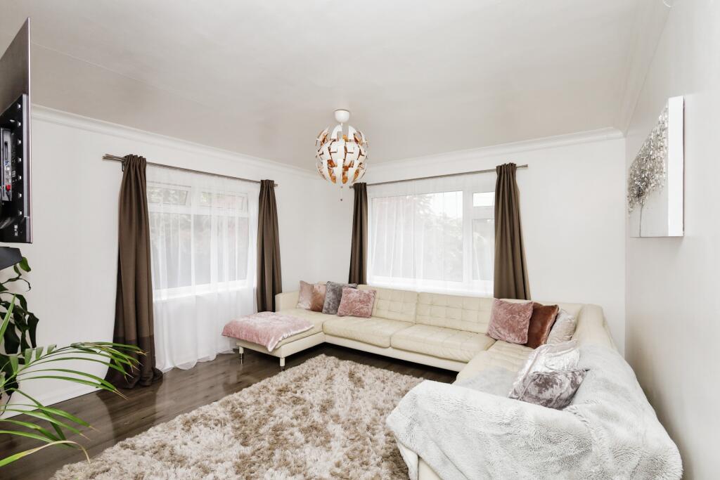 3 bedroom semidetached bungalow for sale in Hawks Road, Hailsham, BN27