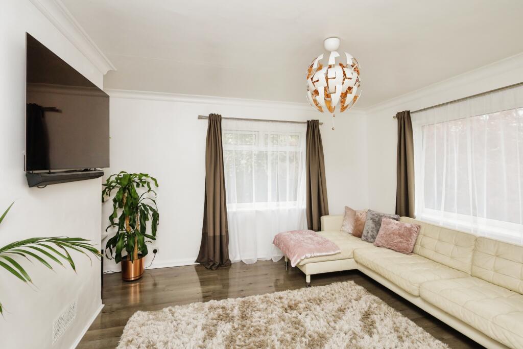 3 bedroom semidetached bungalow for sale in Hawks Road, Hailsham, BN27