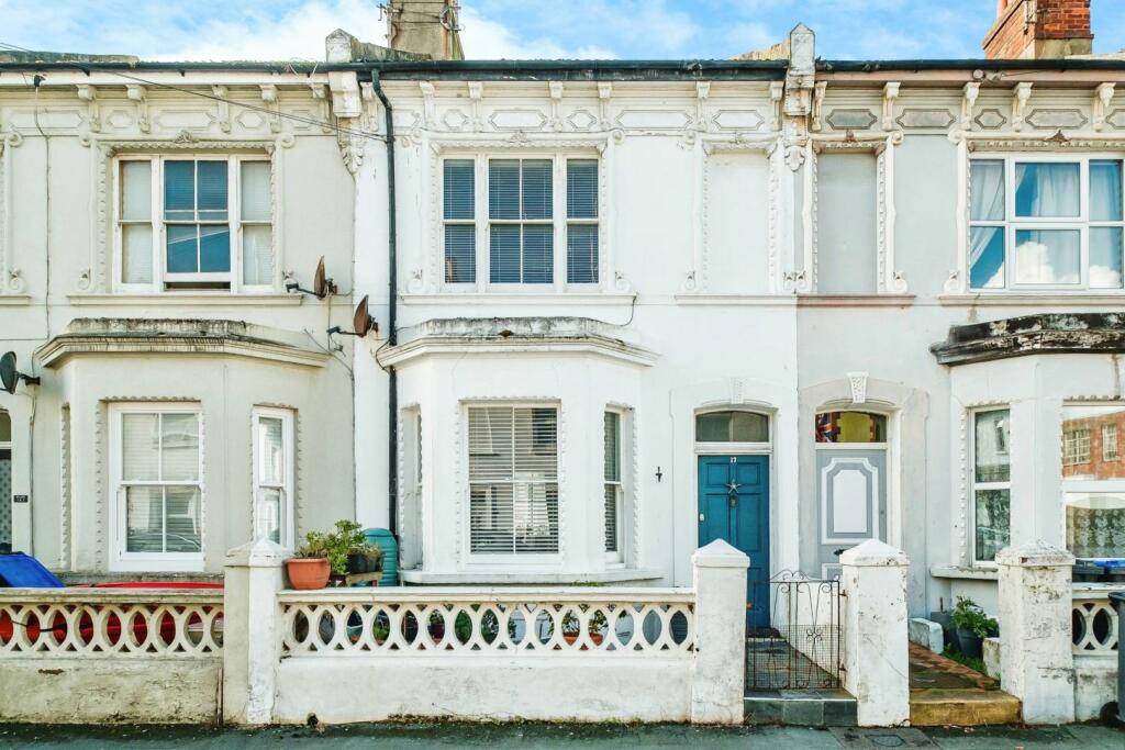3 bedroom terraced house for sale in Graham Road, Worthing, BN11