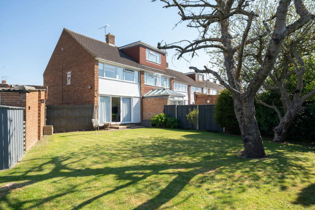 Main image of property: Spacious Home With 3 Double Bedrooms - Pembury Way