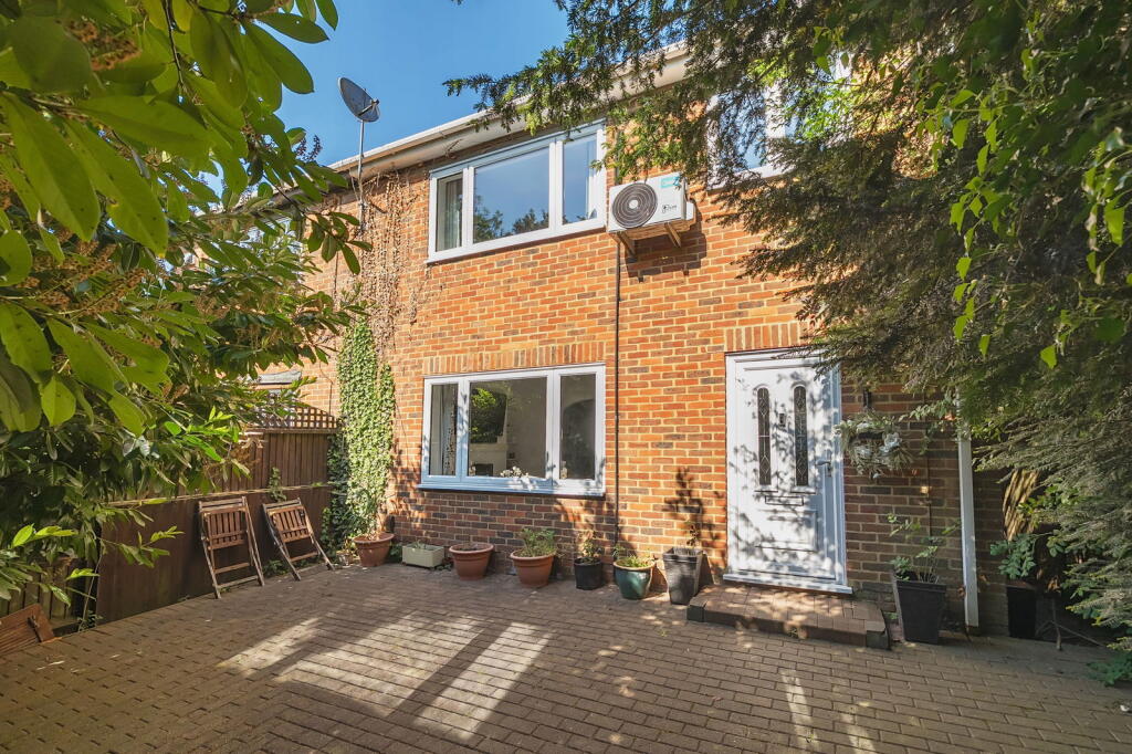 Main image of property: Treetop Retreat on Boxley Road with Parking, Ensuite and Garden