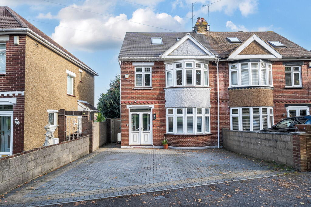 Main image of property: 1,639 sqft 21ft Master with en-suite - Wow Home