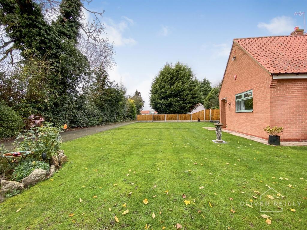 3 bedroom detached bungalow for sale in WoodEnd Cottage, Fosse Road