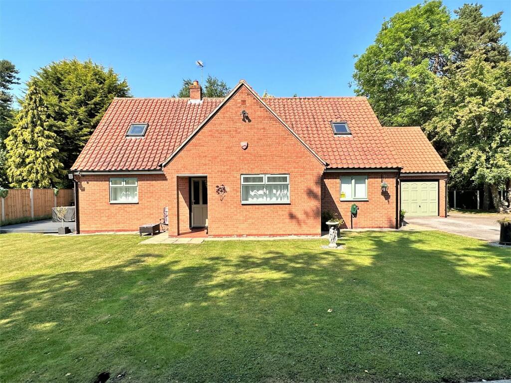 Main image of property: WoodEnd Cottage, Fosse Road, Farndon, Newark