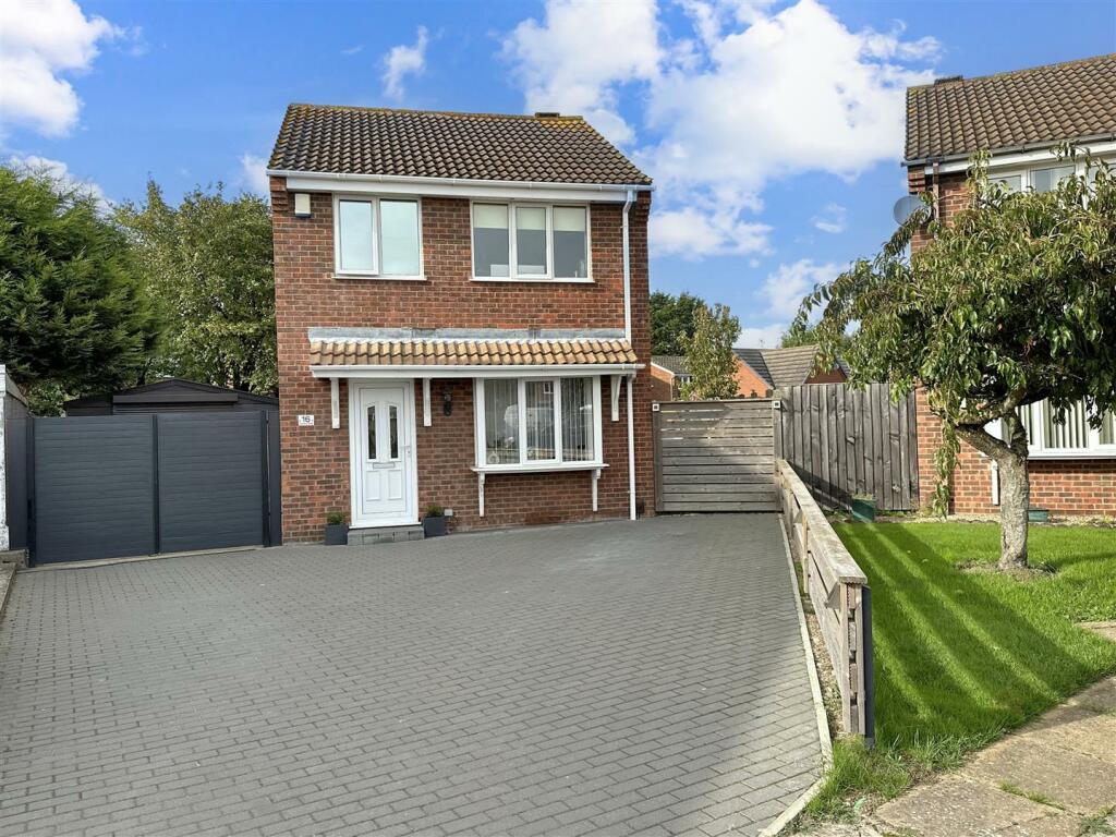 3 bedroom detached house for sale in Broome Close, New Balderton