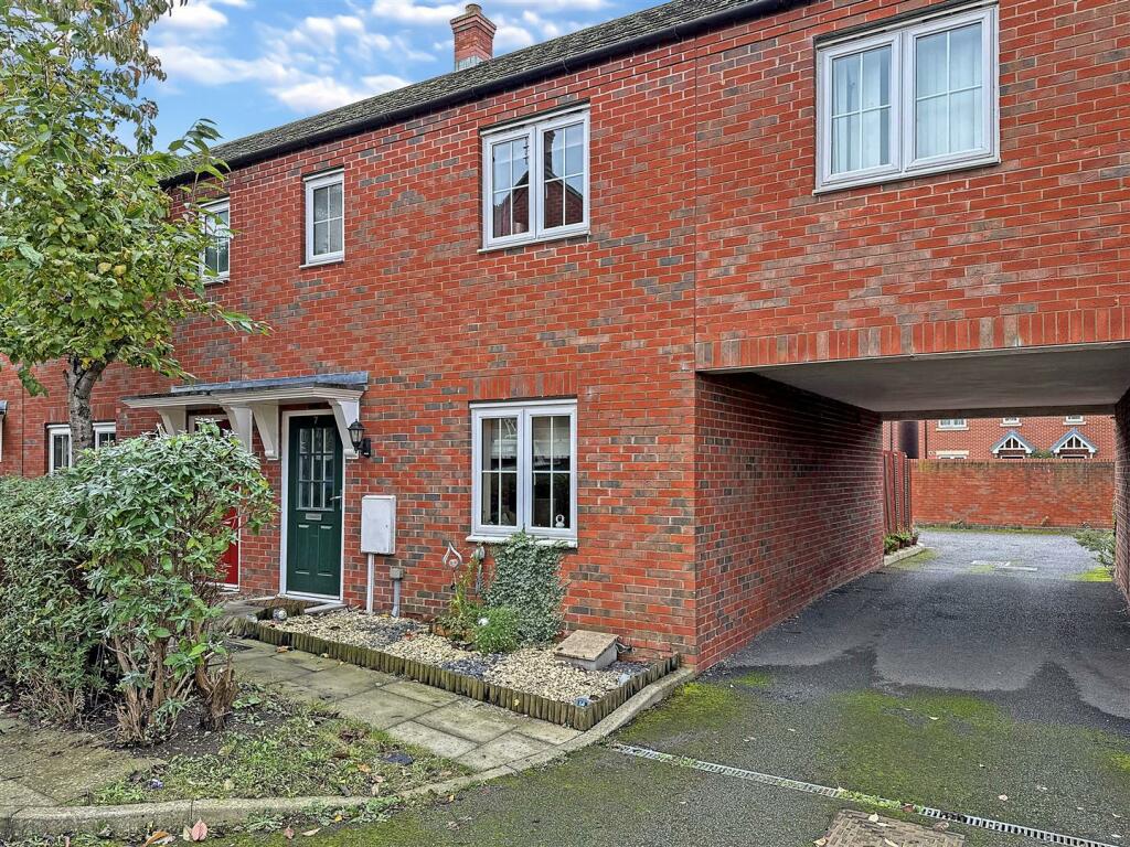 3 bedroom terraced house for sale in Sam Derry Close, Newark, NG24