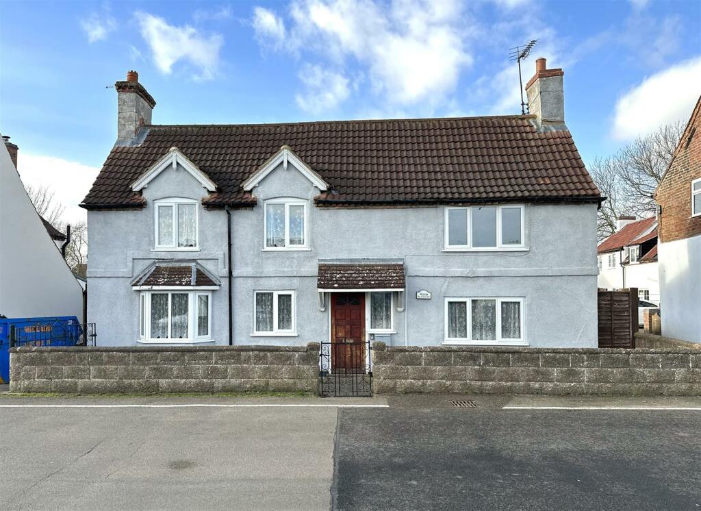 4 bedroom detached house for sale in Silverdene, Main Street, North