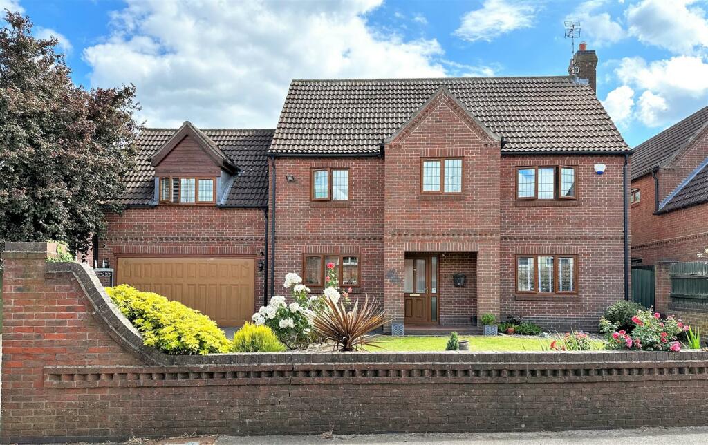 4 bedroom detached house for sale in Welbournes Lane, Long Bennington, Newark, NG23