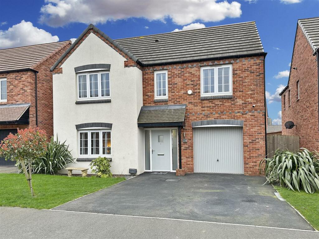 4 bedroom detached house for sale in Cotton Drive, Middlebeck, Newark, NG24
