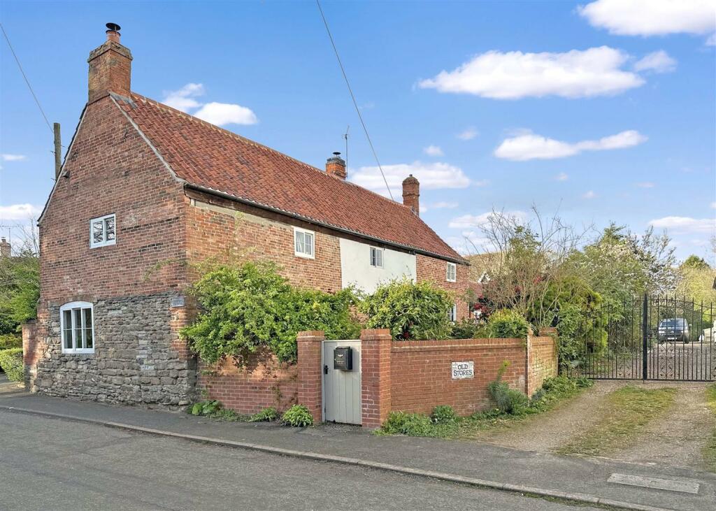 4 bedroom cottage for sale in Old Stores Cottage, Low Street, Elston