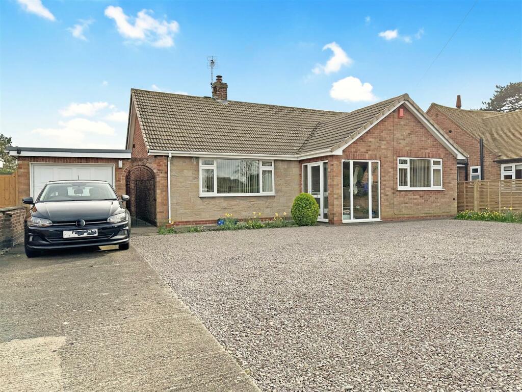 3 bedroom detached bungalow for sale in Swinderby Road, Collingham