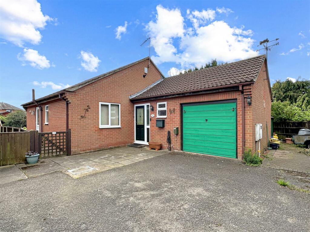 3 bedroom detached bungalow for sale in Mount Court, Balderton, Newark