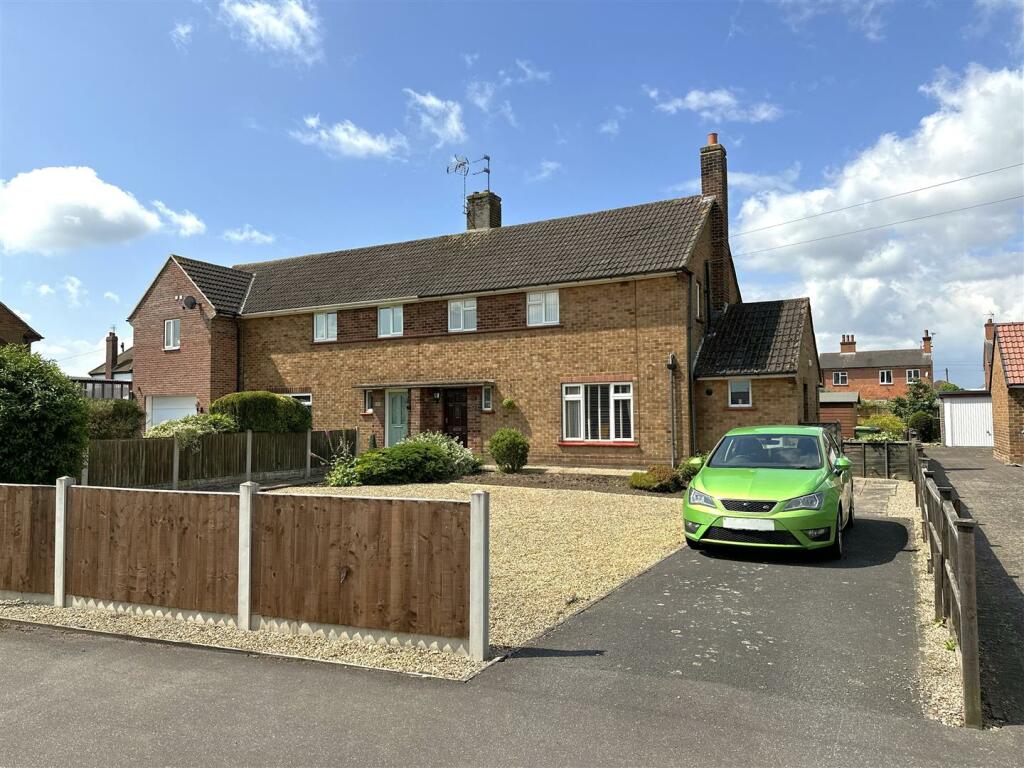 3 bedroom semidetached house for sale in Masefield Crescent, Balderton