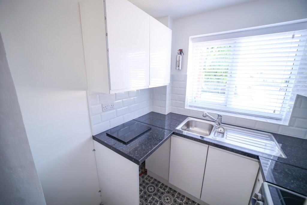 Image: https://media.rightmove.co.uk/235k/234539/139525457/234539_THN_THN_LFSYCL_327_694265418_IMG_02_0001.jpeg 3 of 10