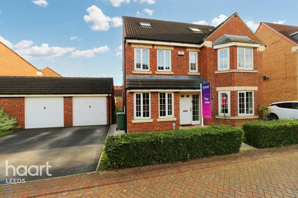 5 bedroom detached house for sale in Ironstone Drive, Leeds, LS12