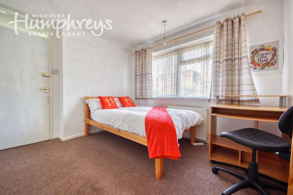 Main image of property: 5 Bed Student Home - 17 Mead Way