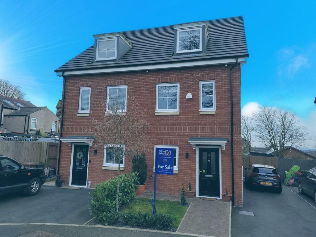 4 bedroom semidetached house for sale in Oakwood Gardens, Moss Bank