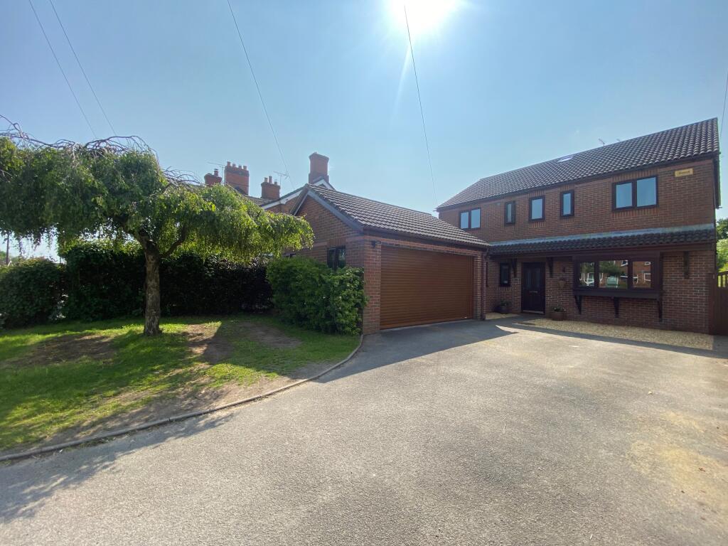 5 bedroom detached house for sale in Heath Road, Sandbach, CW11