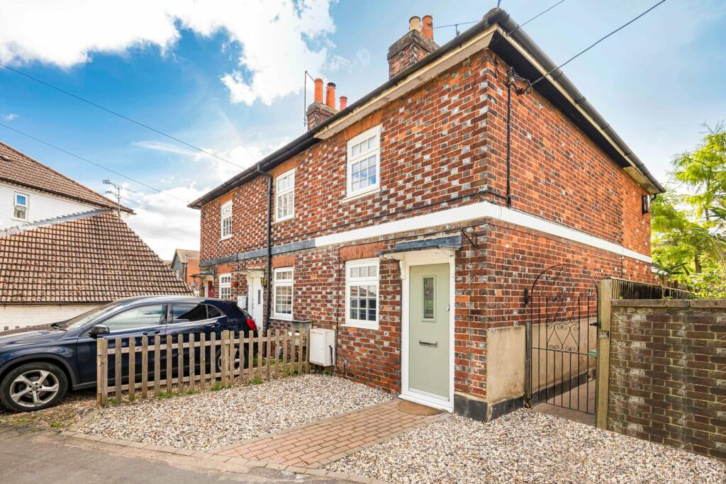 2 bedroom cottage for sale in Road, Marlow, SL7