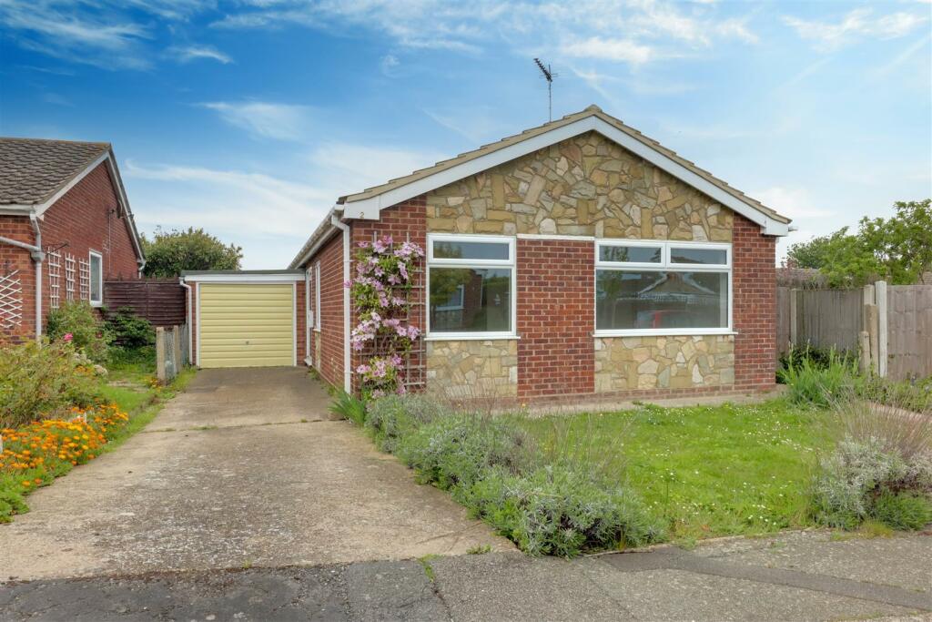 2 bedroom detached bungalow for sale in Hubbards Chase, Walton On The