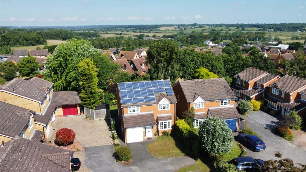 4 bedroom detached house for sale in Sitwell Close, Lawford