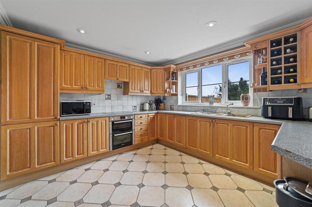 Additional property image - Point Clear Road, St. Osyth, Clacton-On-Sea